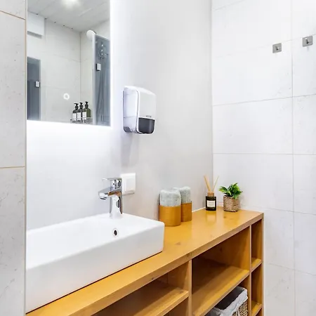 Designer In The Heart Of The - Free Parking! Апартаменты *