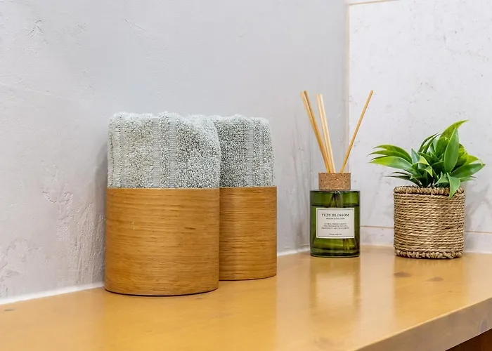 Designer In The Heart Of The - Free Parking! Apartment