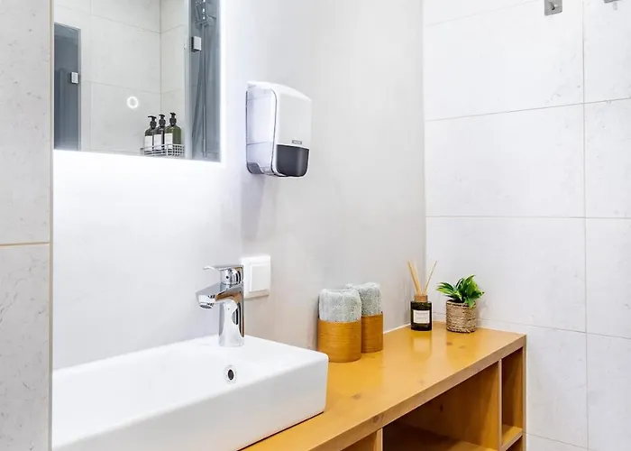 Designer In The Heart Of The - Free Parking! Apartment *